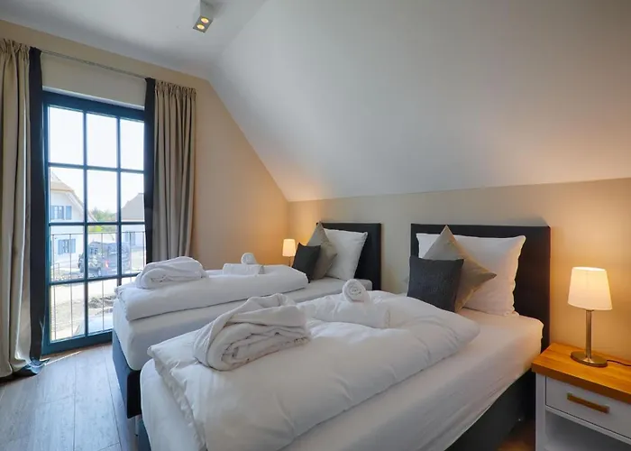 Reetland am Meer - Luxus Reetdachvilla mit 3 Schlafzimmern, Sauna und Kamin F18