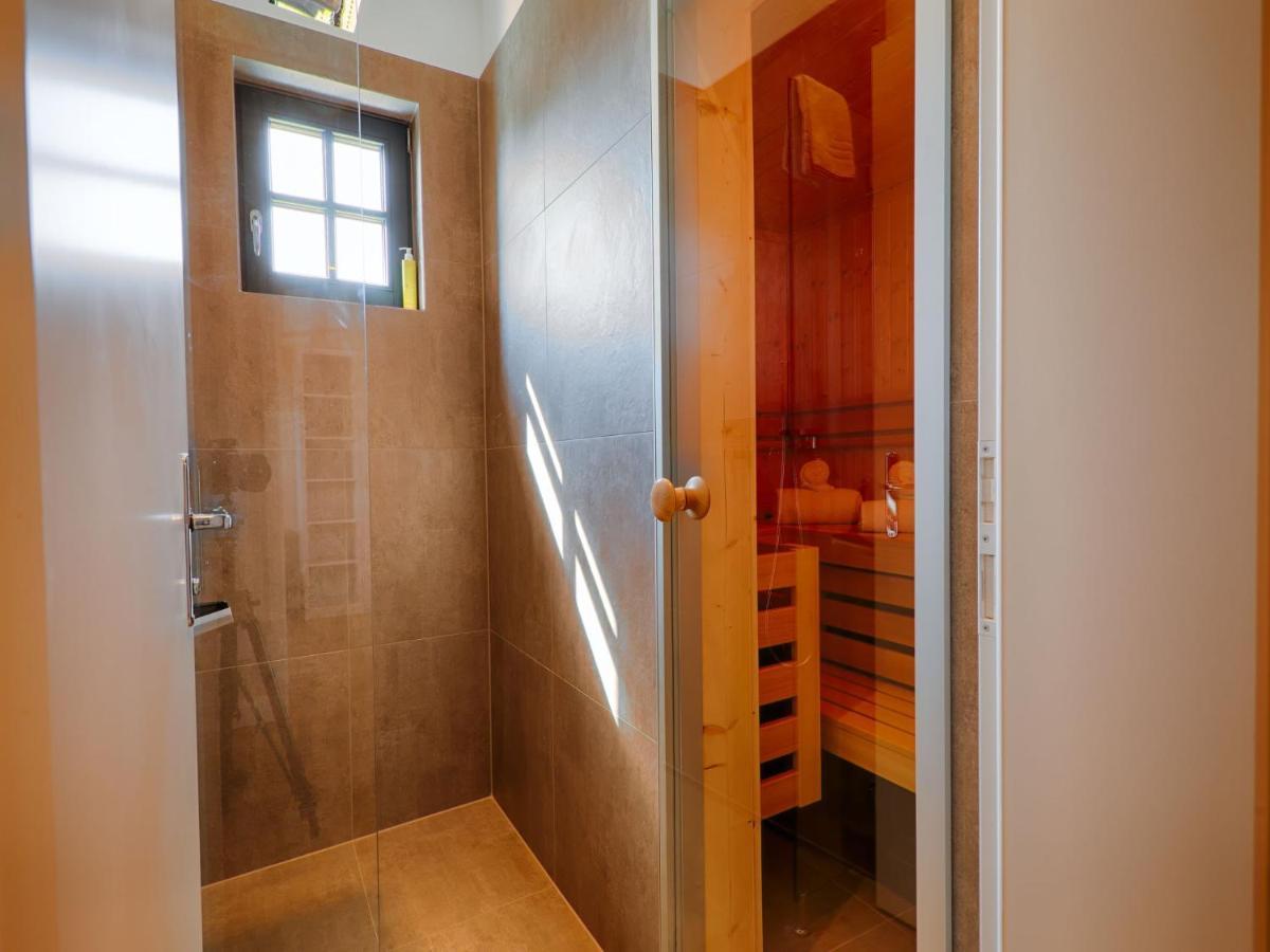 Reetland Am - Luxus Reetdachvilla Mit 3 Schlafzimmern, Sauna Und Kamin F18 Ferienhaus *