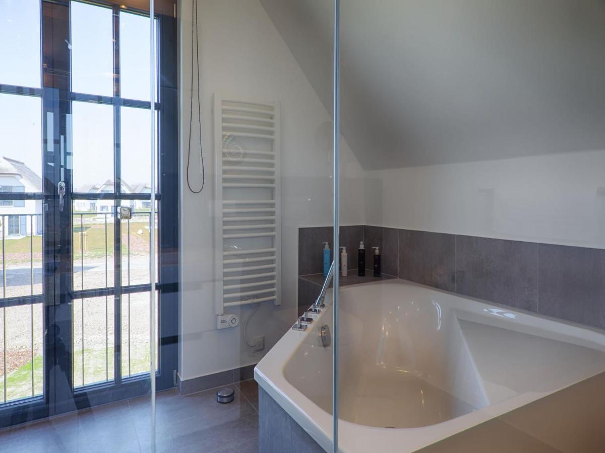 Ferienhaus Reetland Am - Luxus Reetdachvilla Mit 3 Schlafzimmern, Sauna Und Kamin F18